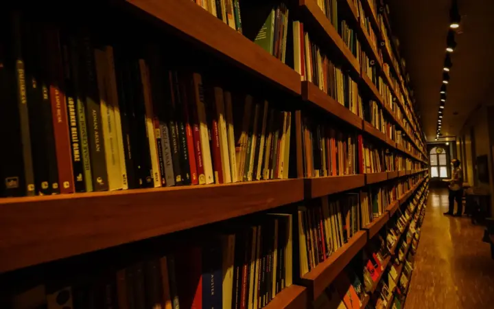 Longues étagères de livres dans une bibliothèque éclairée