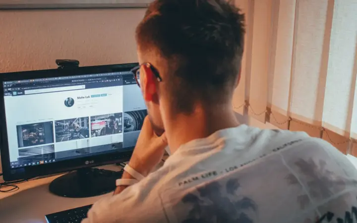 Homme effectuant une recherche sur un ordinateur de bureau