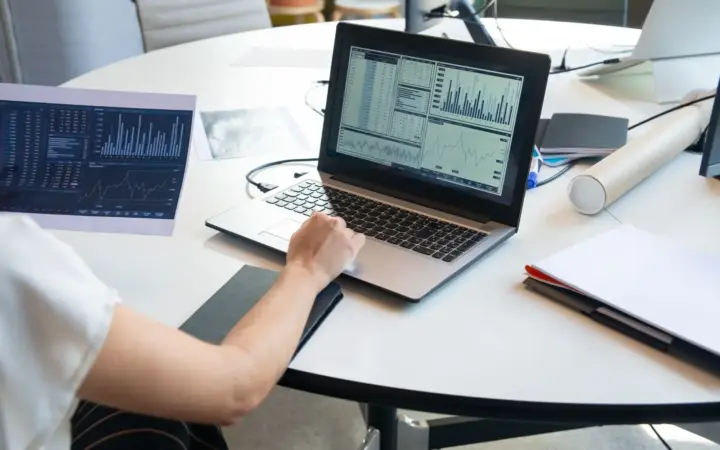 Analyse de graphiques financiers sur papier et ordinateur portable