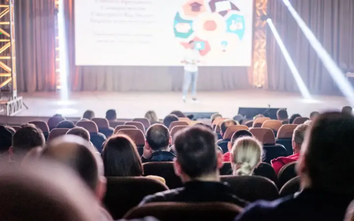 Public assistant à une présentation sur scène dans un auditorium