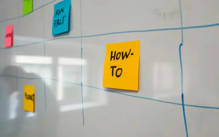 Tableau de planification organisé avec des notes adhésives colorées