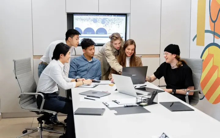 Équipe de professionnels réunie autour d’un projet technologique