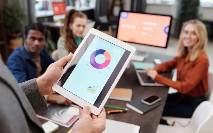Équipe analysant des données de marketing numérique sur une tablette