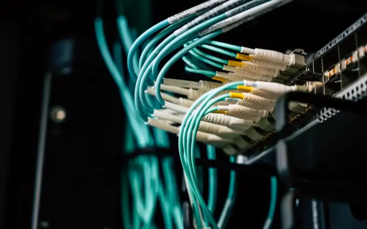 Câbles réseau connectés à une baie de serveurs