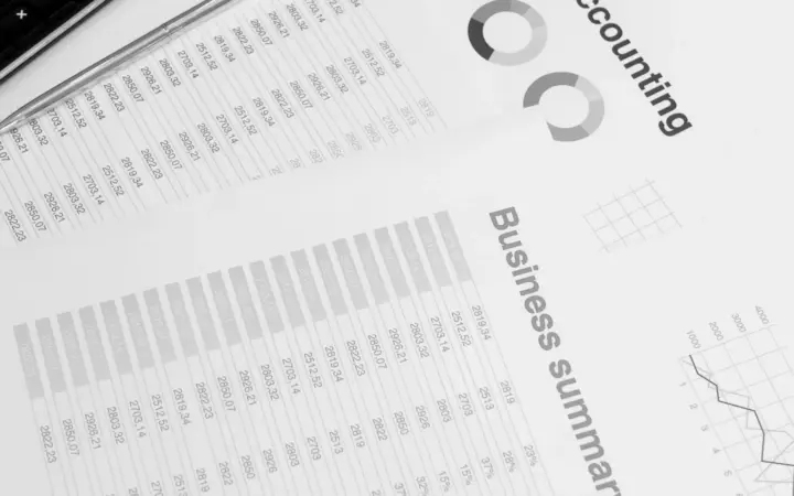 Documents financiers, calculatrice et ordinateur sur un bureau
