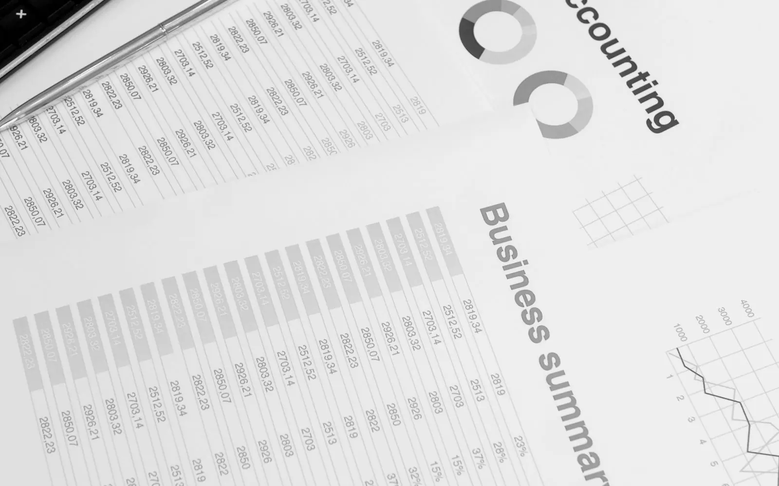 Documents financiers, calculatrice et ordinateur sur un bureau