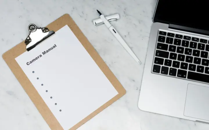 Ordinateur portable et liste de contrôle sur un bureau