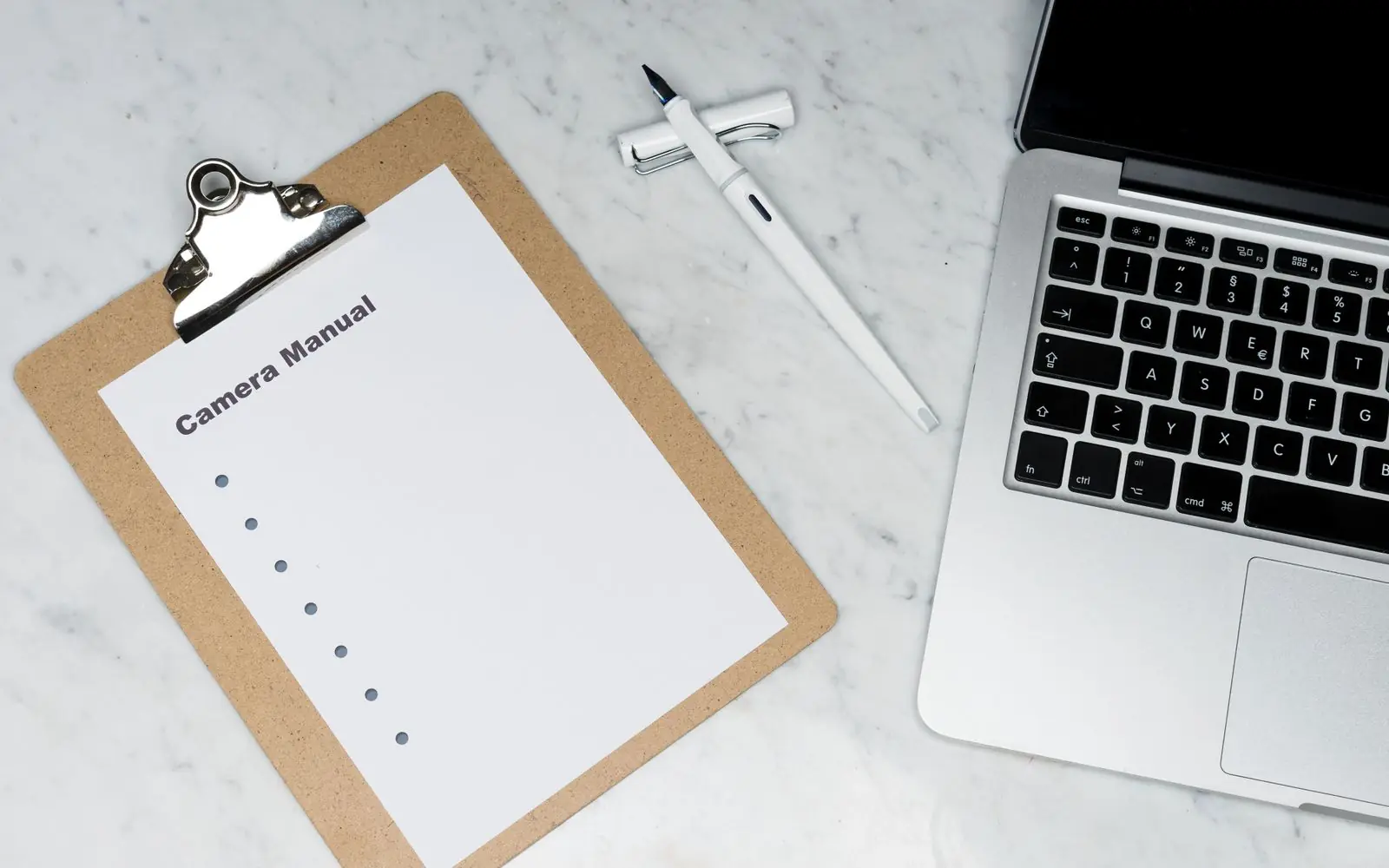 Ordinateur portable et liste de contrôle sur un bureau