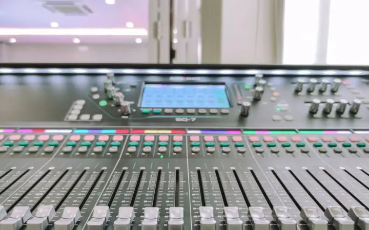 Console de réglage audio avec curseurs et boutons