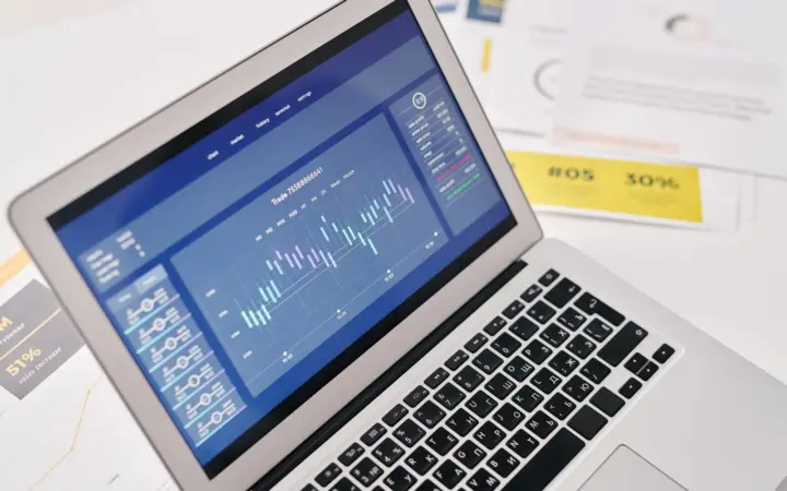 Ordinateur affichant des graphiques avec documents d’analyse