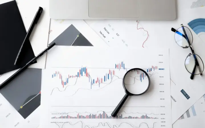 Loupe posée sur des documents d’analyse