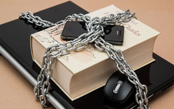 Ordinateur et smartphone protégés par une chaîne