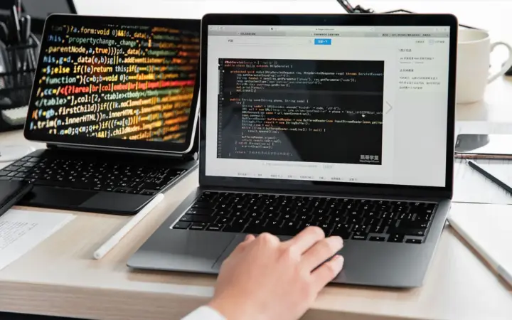 Développeur travaillant sur du code avec un ordinateur portable