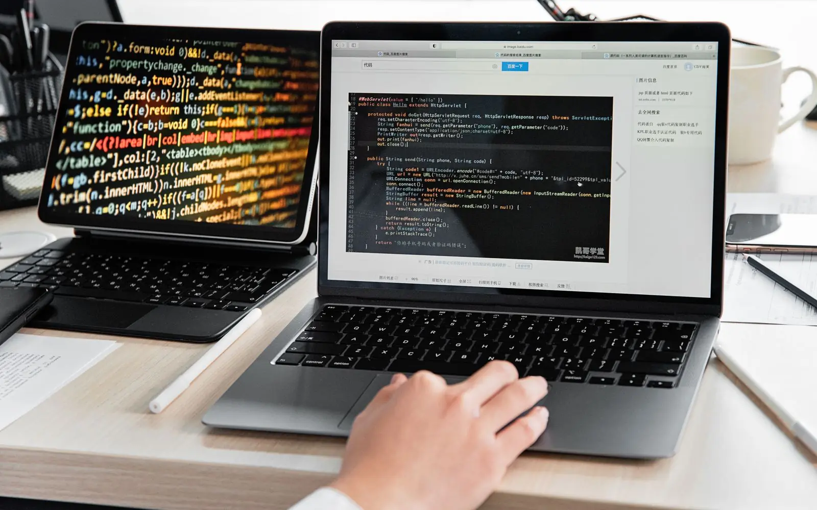 Développeur travaillant sur du code avec un ordinateur portable