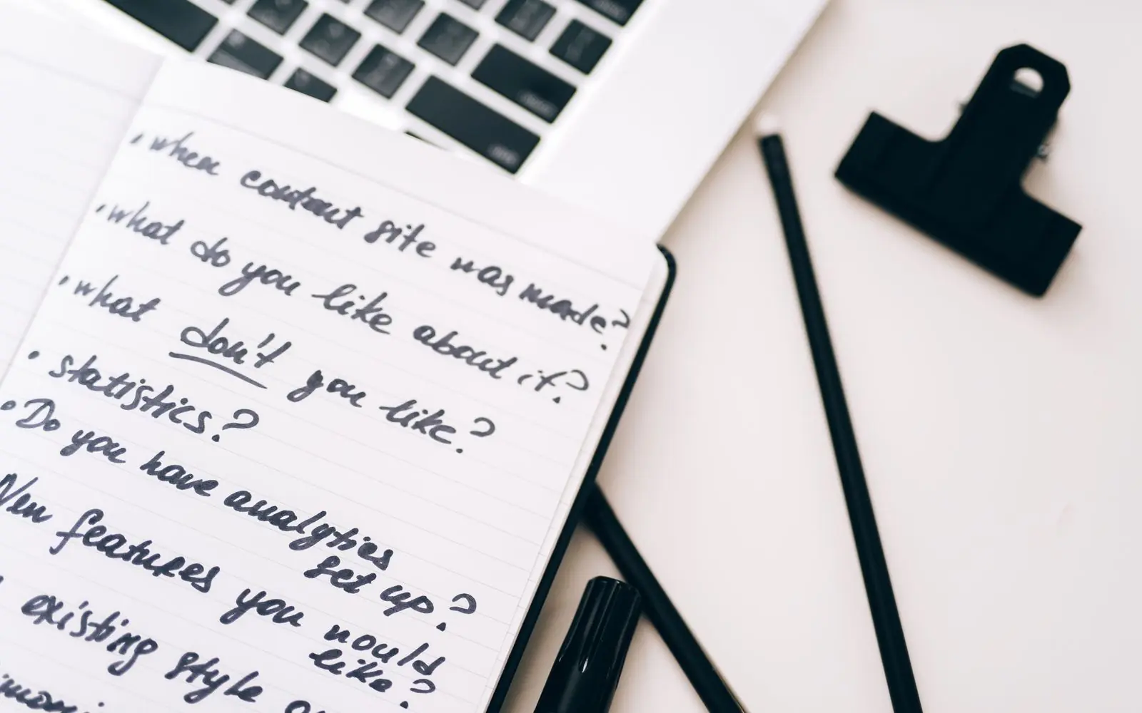 Carnet de notes ouvert à côté d’un ordinateur portable