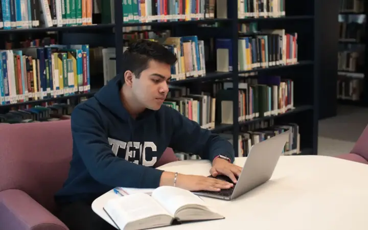 Recherche documentaire sur ordinateur dans une bibliothèque